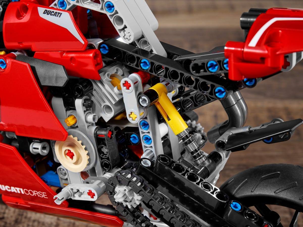 LEGO TECHNIC DUCATI PANIGALE V4 R /42107/